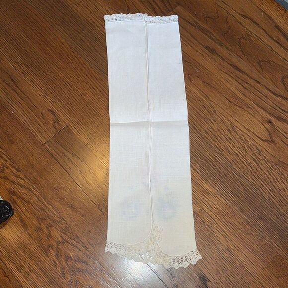 Vtg white linen hand towel with 3 embroidered floral wreaths - Picture 5 of 5